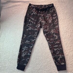 Nike Tech Fleece Camo Pants 682852-451 Made in Cambodia Men’s M Athleisure